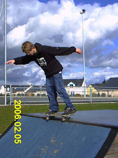 re voila kéké en 50-50 il gere en skate ce kéké! il nou gate